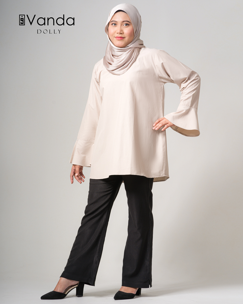 Vanda | Cotton Dolly Blouse in Light Pastel Brown - Image 2
