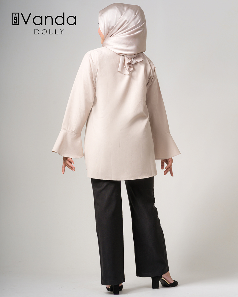 Vanda | Cotton Dolly Blouse in Light Pastel Brown - Image 3